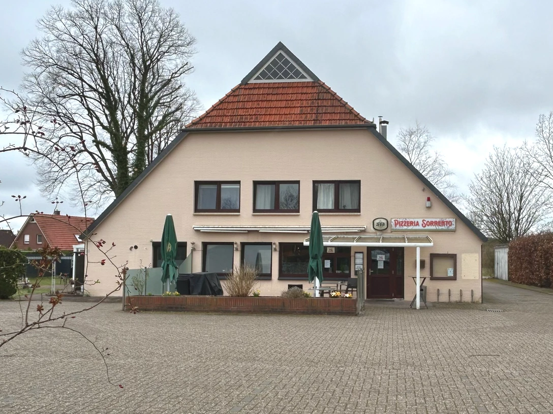Pizzeria Sorrento Ein traditionelles Gasthaus mit rotem Giebeldach und einladender Terrasse bietet rustikales Flair.