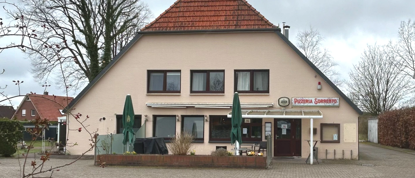 Pizzeria Sorrento Ein traditionelles Gasthaus mit rotem Giebeldach und einladender Terrasse bietet rustikales Flair.