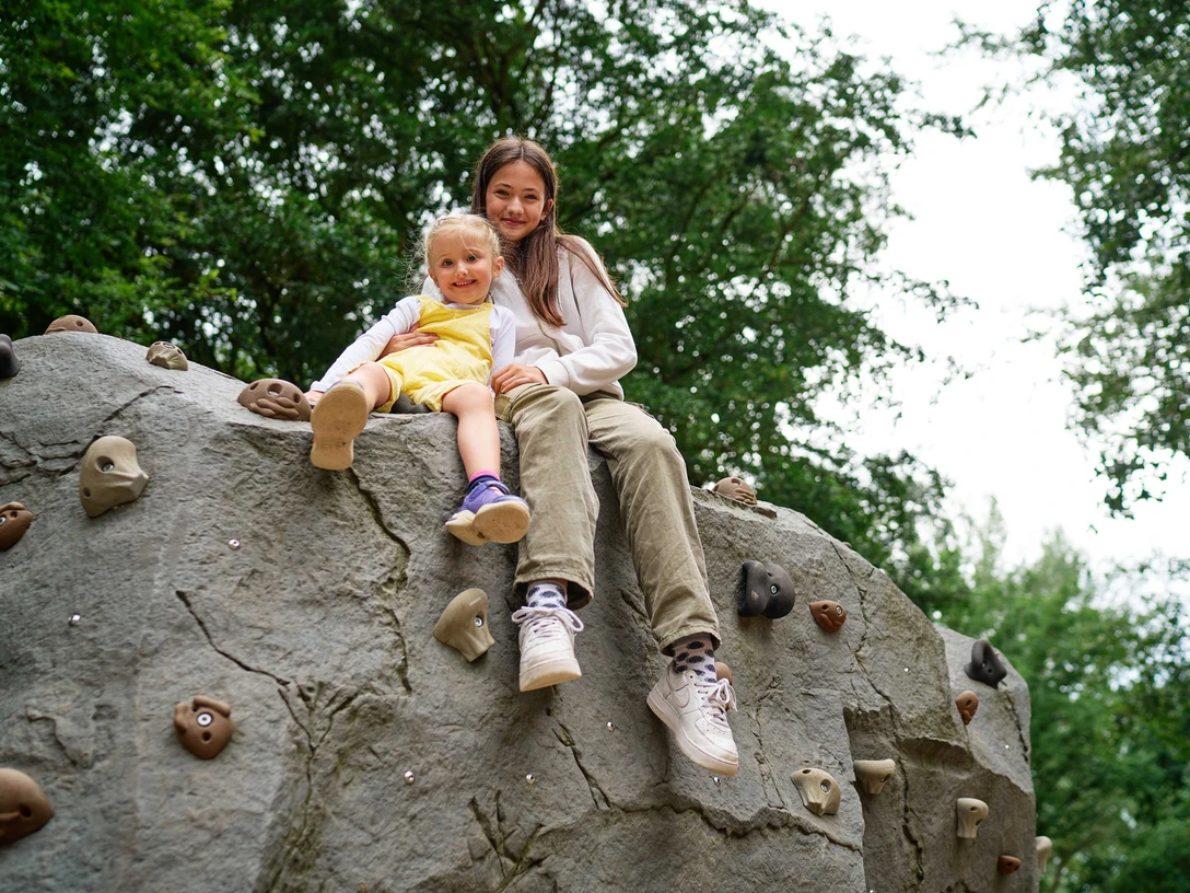 Großer-Kletterfelsen-Kind-gelb_mit-großer-Schwester_Juli_Sommer_Osterbergsee-(c)-Stadt-Bad-Gandersheim.jpg