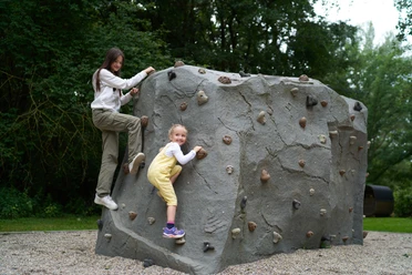 Kleiner-Kletterfelsen-Kind-gelb_mit-großer-Schwester_Juli_Sommer_Osterbergsee-(c)-Stadt-Bad-Gandersheim-3.jpg