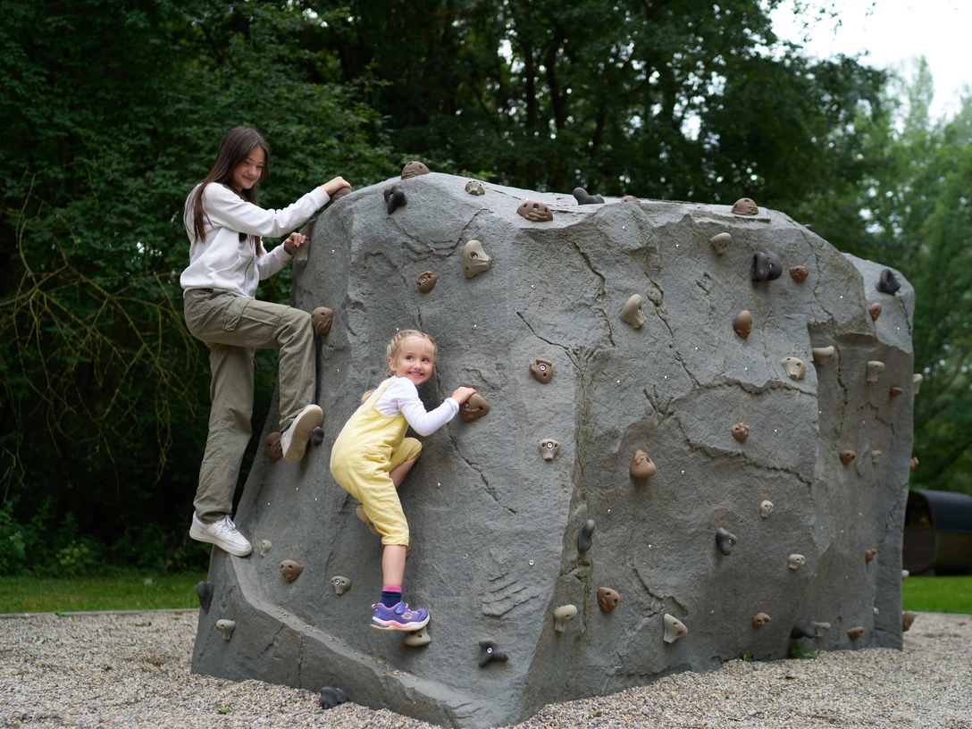 Kleiner-Kletterfelsen-Kind-gelb_mit-großer-Schwester_Juli_Sommer_Osterbergsee-(c)-Stadt-Bad-Gandersheim-3.jpg