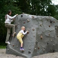 Kleiner-Kletterfelsen-Kind-gelb_mit-großer-Schwester_Juli_Sommer_Osterbergsee-(c)-Stadt-Bad-Gandersheim-3.jpg