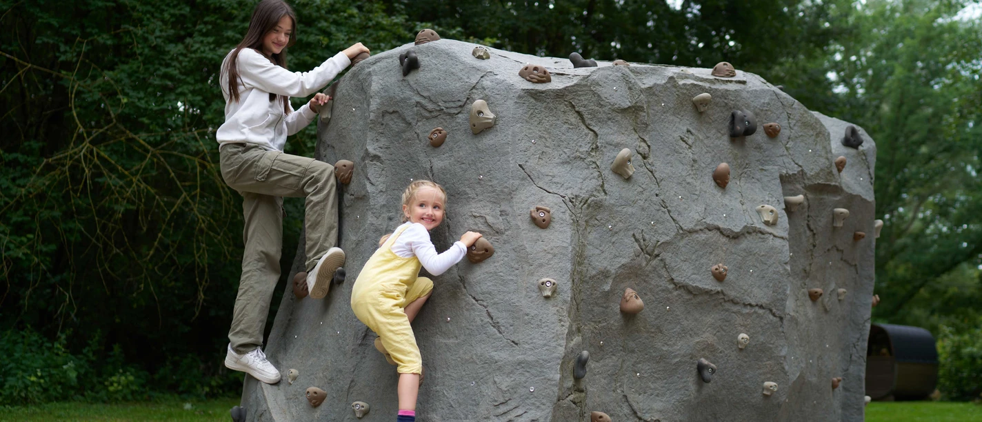 Kleiner-Kletterfelsen-Kind-gelb_mit-großer-Schwester_Juli_Sommer_Osterbergsee-(c)-Stadt-Bad-Gandersheim-3.jpg