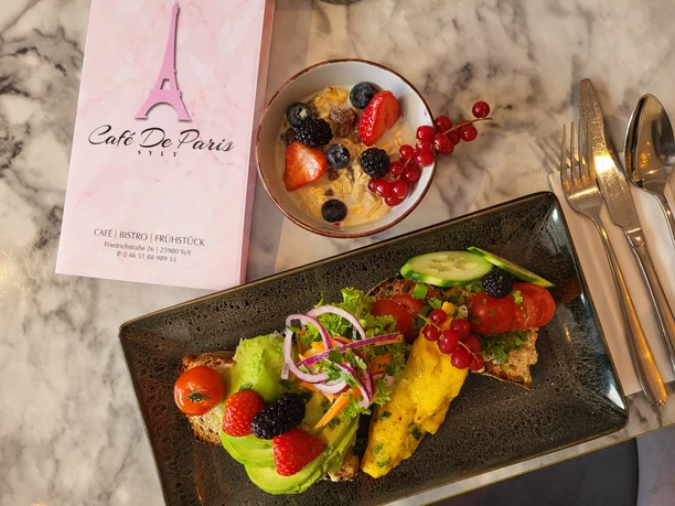 Frühstück im Cafe de Paris.jpg