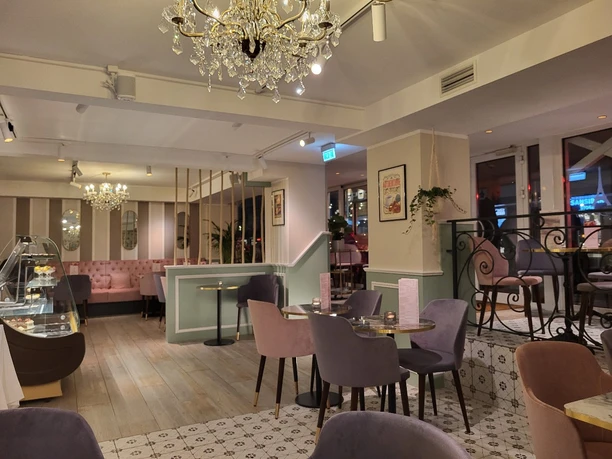 Innenraum Café de Paris.jpg