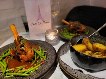 Essen im Café de Paris.jpg