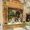 Spielzeug aus Papier Miniaturtheater mit historischen Figuren auf Bühne. Detailreiche Dekoration in nostalgischem Stil.