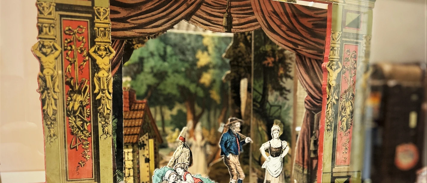 Spielzeug aus Papier Miniaturtheater mit historischen Figuren auf Bühne. Detailreiche Dekoration in nostalgischem Stil.