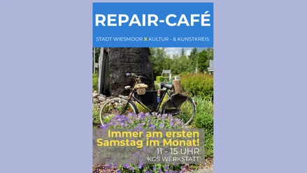 Repaircafé Samstags 1920x1080.jpg Das Plakat zeigt ein schwarzes Fahrrad steht vor lila Blüten, im Hintergrund grüner Wald. Im oberen Bereich des Plakates in einem blauen Kasten steht Repair-Cafe, Stadt Wiesmoor eine gelbes X dann steht da weiter Kultur- und Kunstkreis. In unteren Bereich des Plakates steht in einem sehr hellen grauen Kasten "Immer an dem ersten Samstag im Monat. 11-15 Uhr in der KGS Werkstatt.