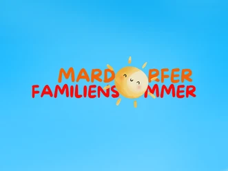 Header_Familiensommer Fröhliches Kindersonnen-Design mit dem Schriftzug "Mardorfer Familiensommer" auf blauem Hintergrund.