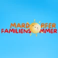 Header_Familiensommer Fröhliches Kindersonnen-Design mit dem Schriftzug "Mardorfer Familiensommer" auf blauem Hintergrund.