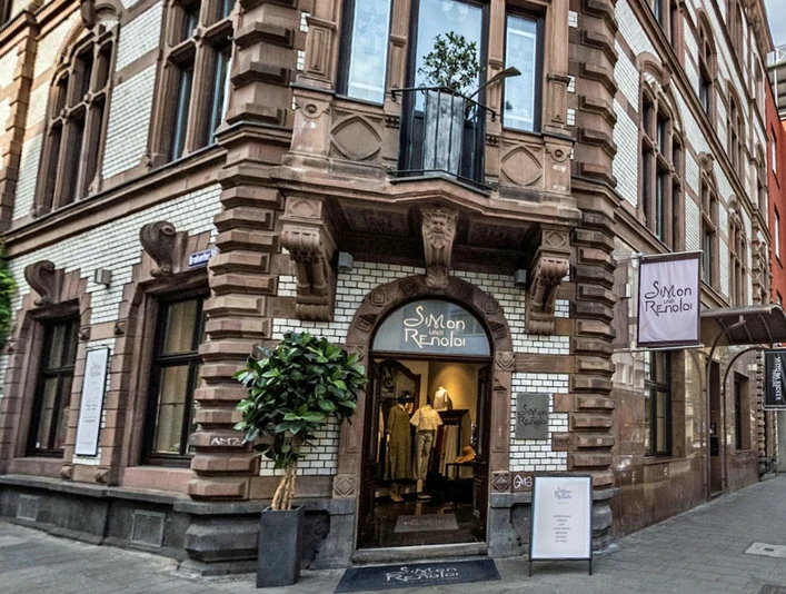 Simon und Renoldi Eingang zum Modegeschäft Simon & Renoldi im Belgischen Viertel von Köln.Entrance to the Simon & Renoldi fashion store in the Belgian Quarter of Cologne.