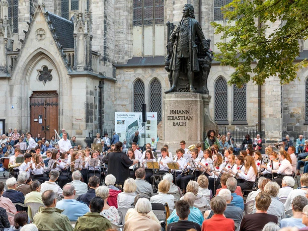 Bachkonzert vor dem Bach-Denkmal