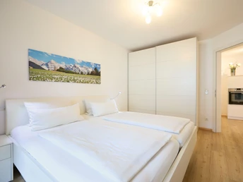 komfortables Schlafzimmer mit Doppelbett