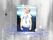 Musikerin vor silbrigem Hintergrund und weißen Sternmotiven, trägt weißes Shirt mit bunter Grafik.