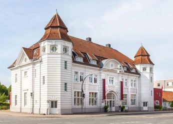Fassade total bei Tag - Kopie.JPG