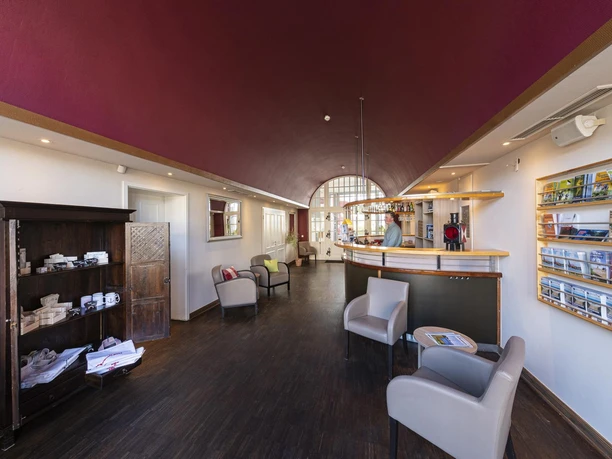 Halle mit Souvenirschrank - Kopie.JPG