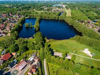 Hahnentanger See-Ansicht von oben großer blauer See umgeben von Bäumen und grüner Natur in einer Ansicht von oben