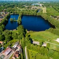Hahnentanger See-Ansicht von oben großer blauer See umgeben von Bäumen und grüner Natur in einer Ansicht von oben