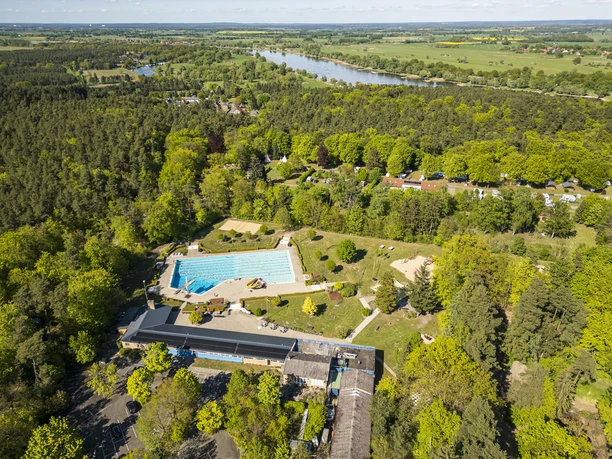 Waldbad Alt Garge Luftbild vom Waldbad Alt Garge mit der Elbe im Hintergrund
