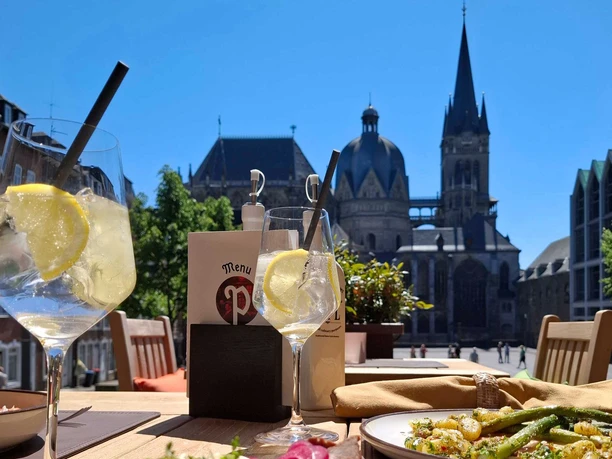 Postwagen Zum Ratskeller Terrasse mit Cocktails Blick auf Dom.jpg