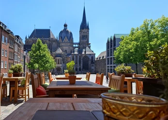 Postwagen Zum Ratskeller Terrasse mit Blick auf Dom.jpg