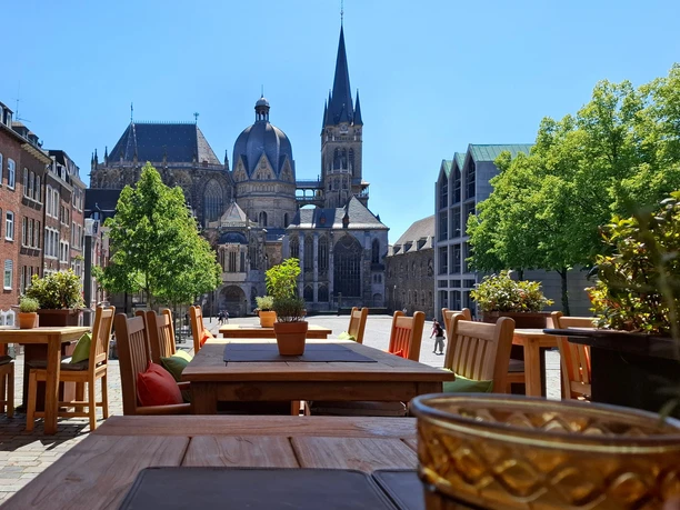 Postwagen Zum Ratskeller Terrasse mit Blick auf Dom.jpg