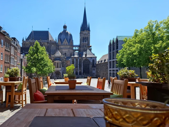 Postwagen Zum Ratskeller Terrasse mit Blick auf Dom.jpg