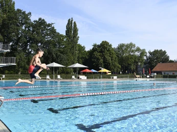 Schwimmbad7287-003AnjaFrick_Sprung ins Wasser.jpg