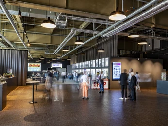 Schauspiel Innenbereich des Schauspiel Köln mit Ausstellungsbereich; Besuchende bewegen sich umher.Interior of the Schauspiel Köln with exhibition area; visitors move around.