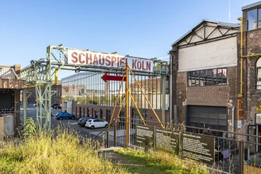 Das Schauspiel Köln auf dem Carlswerkgelände in Köln-Mülheim Ehemalige Industriehalle in Köln, jetzt das Schauspiel Köln, mit markanten Stahlträgern und Backsteinfassade.