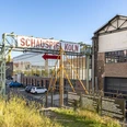 Das Schauspiel Köln auf dem Carlswerkgelände in Köln-Mülheim Ehemalige Industriehalle in Köln, jetzt das Schauspiel Köln, mit markanten Stahlträgern und Backsteinfassade.