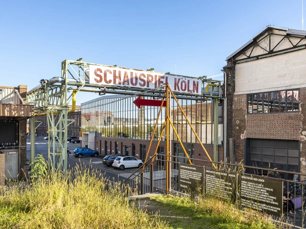 Schauspiel Ehemalige Industriehalle in Köln, jetzt das Schauspiel Köln, mit markanten Stahlträgern und Backsteinfassade.