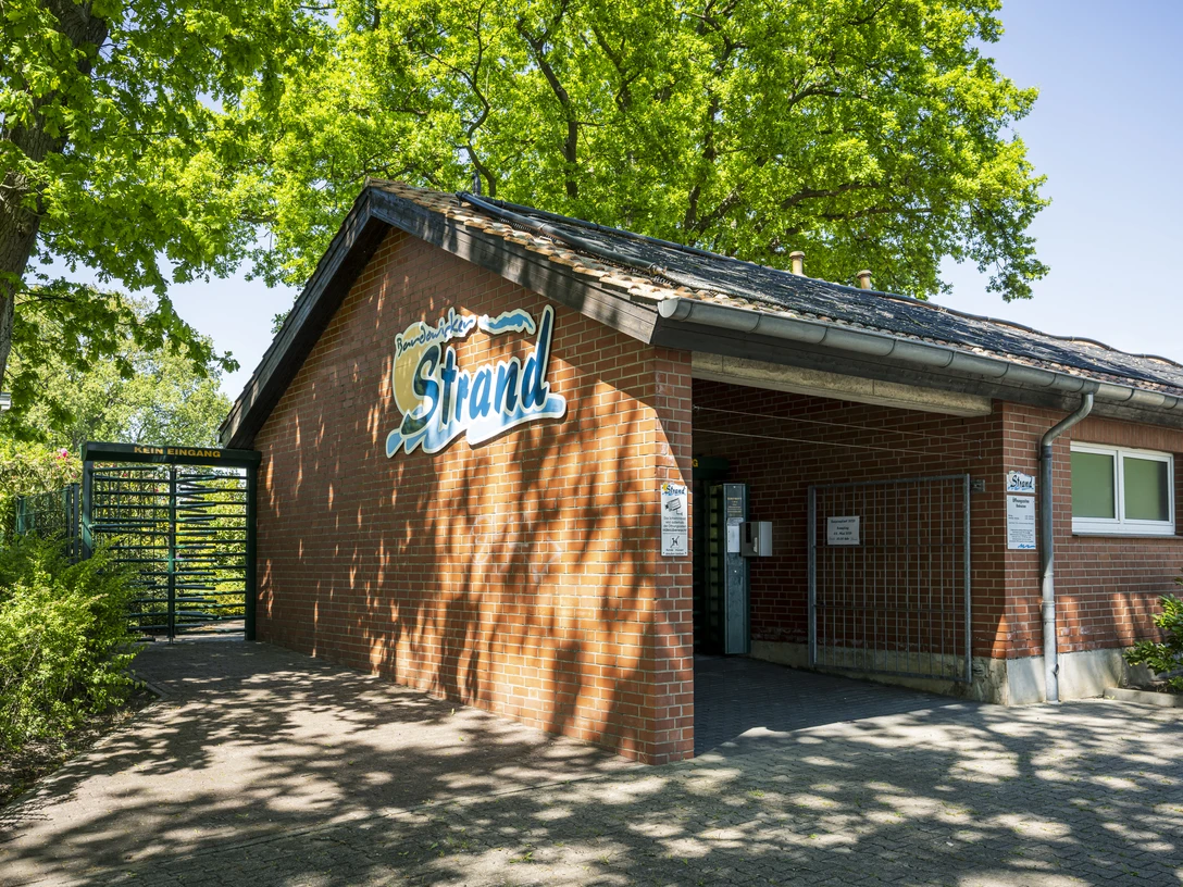 Naturbad Bardowicker Strand Eingangsbereich zum Naturbad Bardowicker StrandEntrance area to the Bardowicker Strand natural poolIndgangsområdet til Bardowicker Strands naturlige swimmingpoolToegangsgebied tot het natuurzwembad Bardowicker Strand