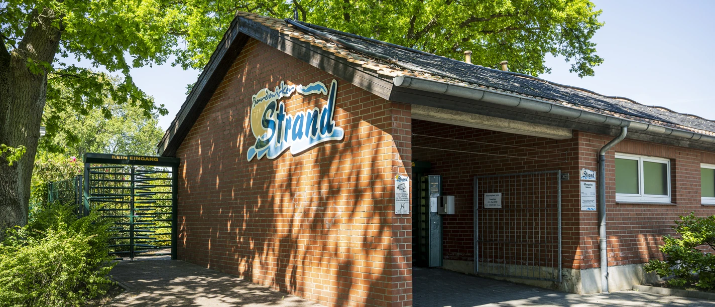Naturbad Bardowicker Strand Entrance area to the Bardowicker Strand natural pool