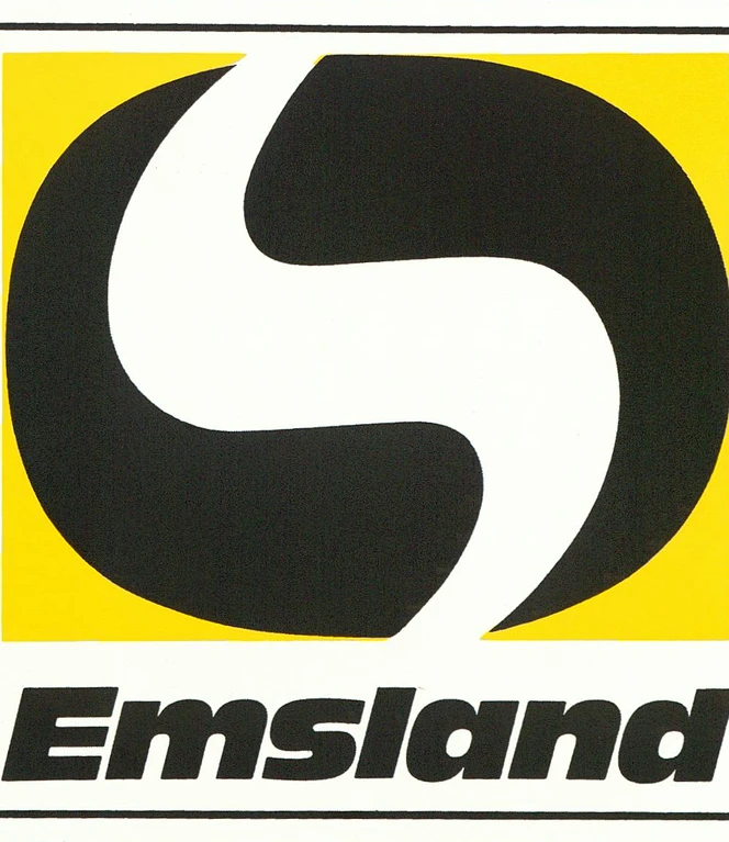 Einstiges Logo der Emsland GmbH ©Emsland GmbH Schwarzes und weißes grafisches Symbol auf gelbem Grund mit Schriftzug Emsland in fetter Typografie