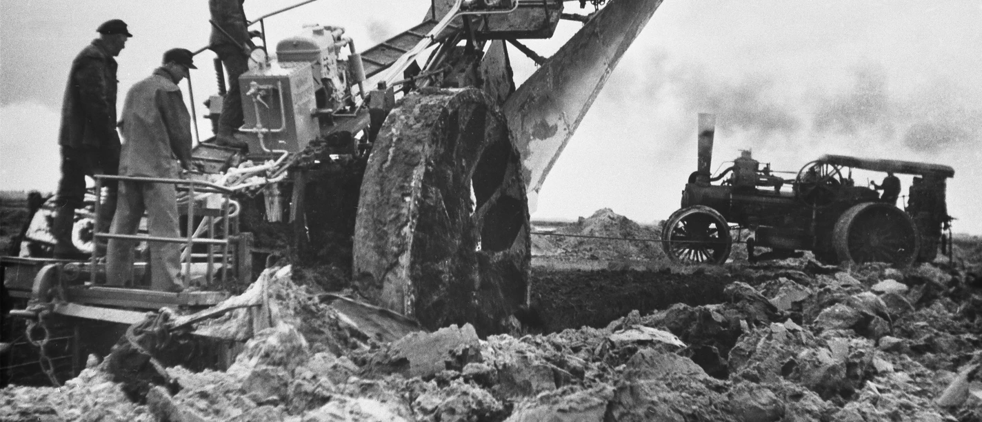 Viele Emsländer haben dieses Bild noch vor Augen, die Moorkultivierung mit dem Ottomeyer-Pflug Arbeiter mit Ottomeyer-Pflug bei der Moorkultivierung im Emsland während der Nachkriegszeit