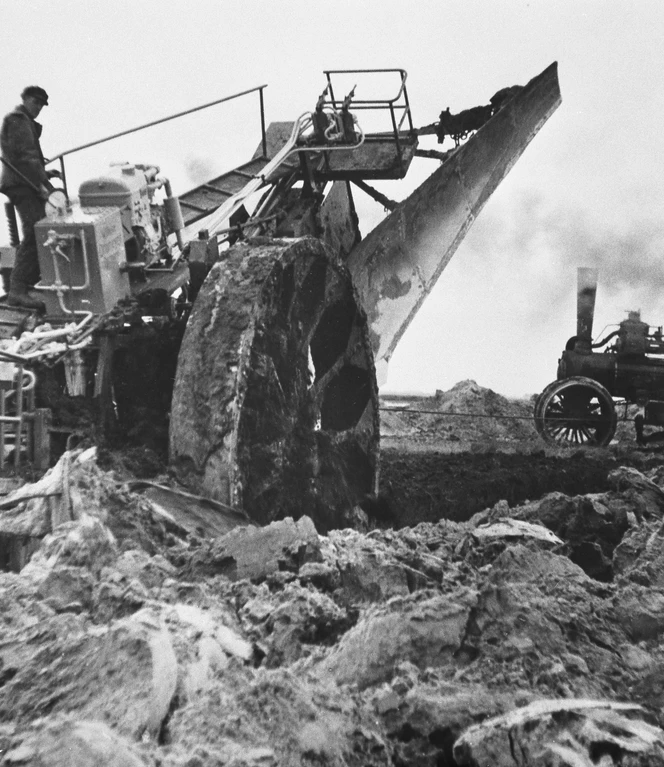 Viele Emsländer haben dieses Bild noch vor Augen, die Moorkultivierung mit dem Ottomeyer-Pflug