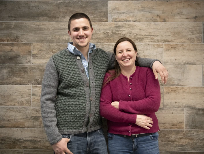 Seifenmanufaktur Wurm Zwei lächelnde Personen stehen vor einer Wand, Arm um die Schulter gelegt.