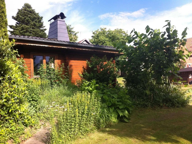 Weg rechts um das Haus zur Wohnung Karin