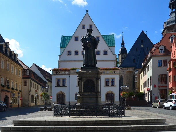 Marktplatz Eisleben mit Lutherdenkmal