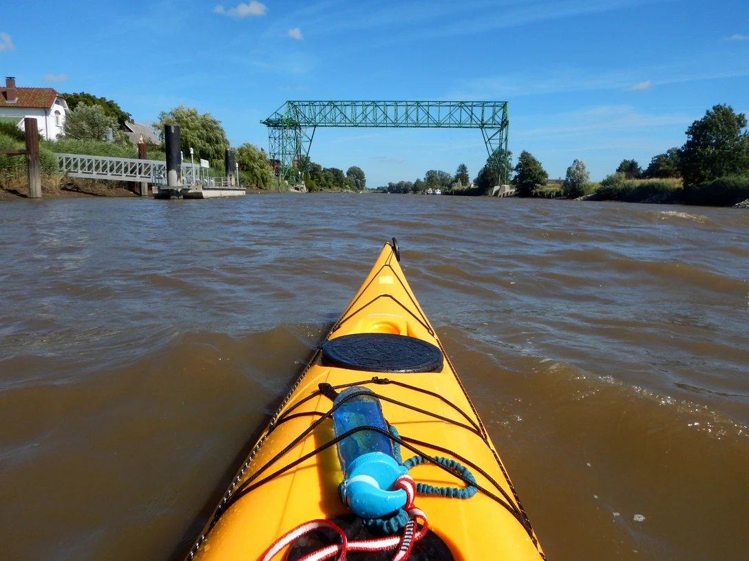 Gelbes_Kanu_auf_der_Oste_vor_Schwebefähre_Dr. Lars Klüser_CC-BY-SA.jpg