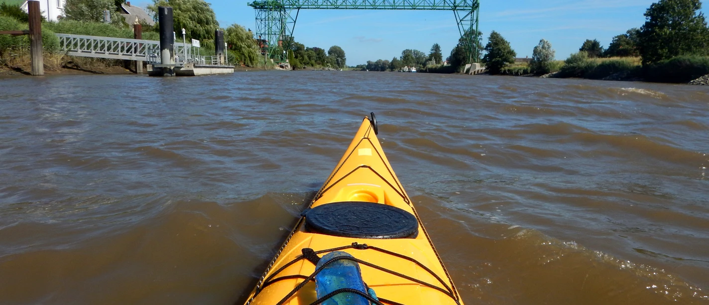 Gelbes_Kanu_auf_der_Oste_vor_Schwebefähre_Dr. Lars Klüser_CC-BY-SA.jpg