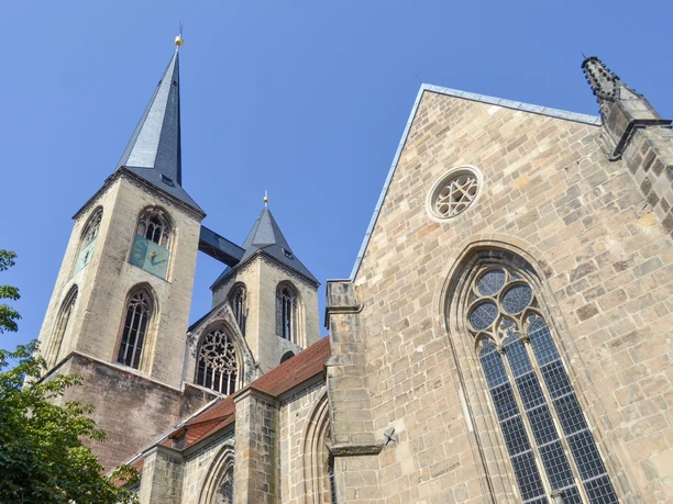 Udsigt udefra af St. Martini Kirke i Halberstadt Außenansicht der St. Martini Halberstadt
