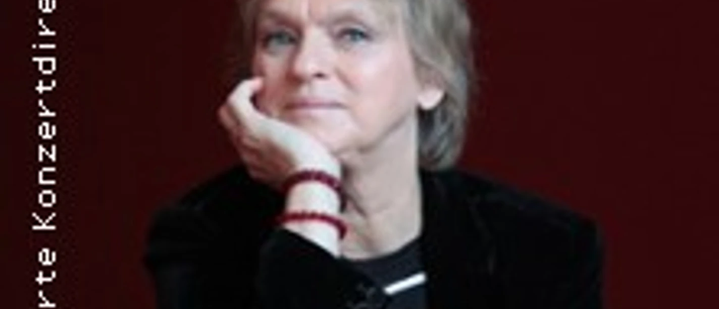 Elke Heidenreich vor rotem Hintergrund, nachdenklich auf die Hand gestützt