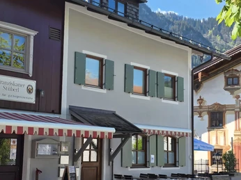 Franziskaner Stüberl_außen mit Berge & Pilatushaus.jpeg