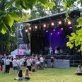 Summertime Bühne im Park, Menschen verfolgen den Auftritt einer Band