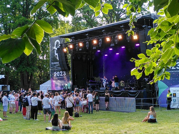 Summertime Bühne im Park, Menschen verfolgen den Auftritt einer Band