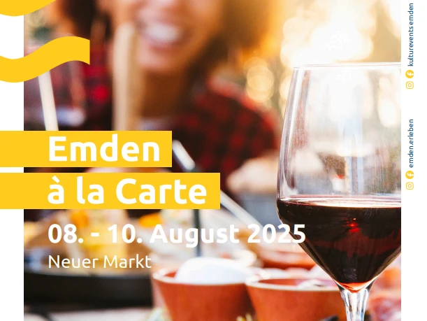 Emdenalacarte.PNG Das Bild zeigt ein Plakat für "Emden à la Carte" vom 8. bis 10. August 2025 auf dem Neuen Markt, mit einem Glas Rotwein im Vordergrund und einer verschwommenen Person im Hintergrund