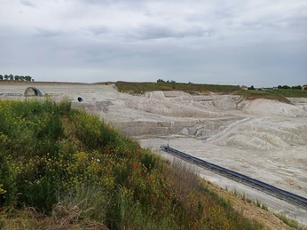Blick vom Aussichtspunkt auf der Nordwestseite des Kaolin-Tagebaus Schleben / Crellenhain in das Abbaugeschehen